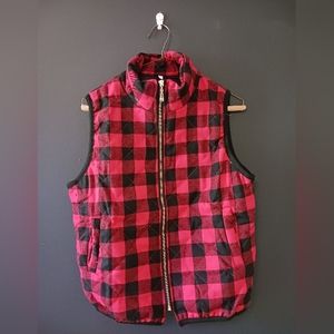 NEW NEVER BEEN WORN MEDIUM PLAID BLACK AND RED ZIP UP VEST